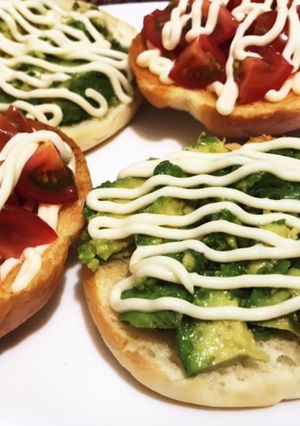 アボカドとトマトのオープンに見えるサンド-レシピのメイン写真