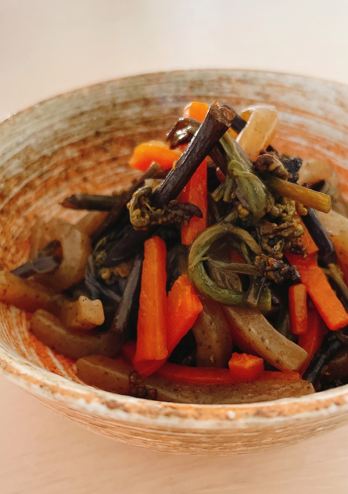 わらびで副菜！蒟蒻と人参の煮物-レシピのメイン写真