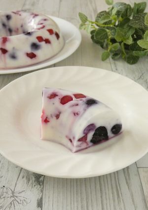 材料4つ★冷凍ミックスベリーの牛乳かん-レシピのメイン写真
