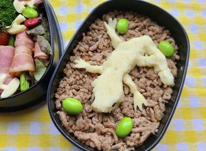 男の子の遠足！ポテサラとかげ鶏そぼろ弁当-レシピのメイン写真