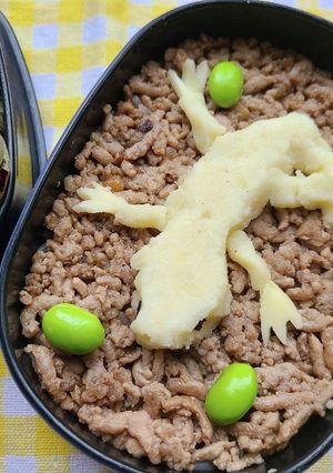 男の子の遠足！ポテサラとかげ鶏そぼろ弁当-レシピのメイン写真