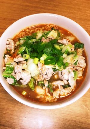 豚肉と白菜のハリッサ炒め乗せ味噌ラーメン-レシピのメイン写真