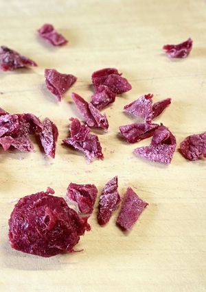 混ぜおにぎり用の梅干しをハサミで小さく！-レシピのメイン写真