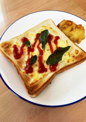 バジルをのせて、ピザトースト-レシピのメイン写真