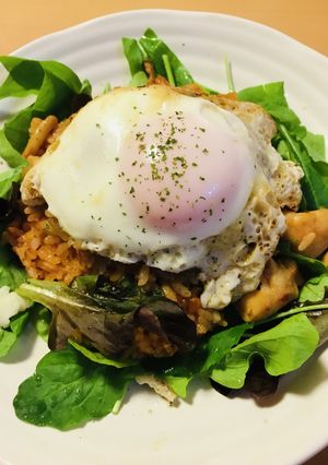 トマト缶チキンライスの目玉焼きオムライス-レシピのメイン写真