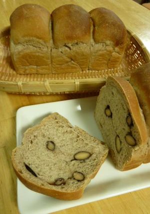 どっしりもっちり。黒豆パン-レシピのメイン写真