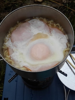 キャンプ飯②ハムエッグ豚骨ラーメン-レシピのメイン写真