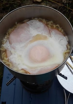 キャンプ飯②ハムエッグ豚骨ラーメン-レシピのメイン写真