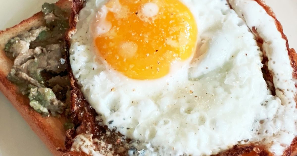 アボカドと目玉焼きのトースト by いでれー 【クックパッド】 簡単