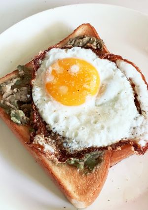 アボカドと目玉焼きのトースト by いでれー 【クックパッド】 簡単