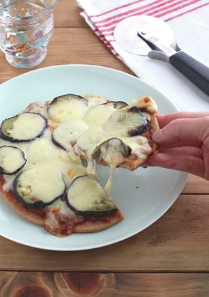 フライパンで!なすとミートの全粒粉ピザ-レシピのメイン写真