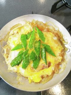 絹さやと新タマネギの玉子丼-レシピのメイン写真
