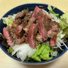 รูปของ ソースが絶品！簡単豪華なステーキサラダ