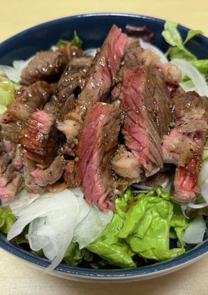 ソースが絶品！簡単豪華なステーキサラダ-レシピのメイン写真