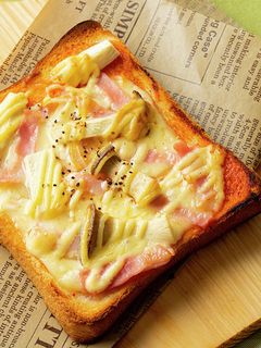 エリンギとベーコンのピザトースト-レシピのメイン写真