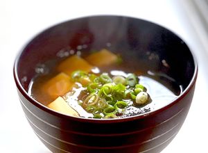豆腐とワカメの普通のお味噌汁-レシピのメイン写真