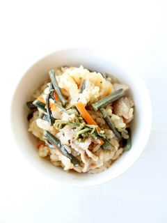 定番の【わらびと豚の炊き込みご飯】-レシピのメイン写真