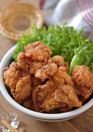 家庭料理の定番カリッと揚がる鶏のから揚げ-レシピのメイン写真