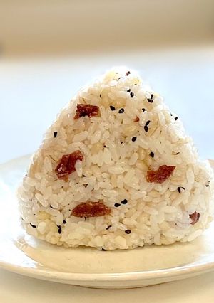 もち麦で梅子と黒胡麻おにぎり-レシピのメイン写真