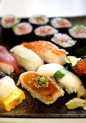 スーパーのお寿司をお皿に盛り付ける。-レシピのメイン写真