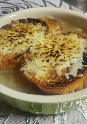 角煮の下茹で汁でオニオングラタンスープ-レシピのメイン写真