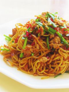 〖 旨辛!豚ひき肉と青ニラの焼きそば 〗-レシピのメイン写真