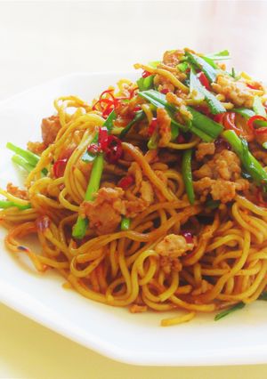 〖 旨辛！豚ひき肉と青ニラの焼きそば 〗-レシピのメイン写真