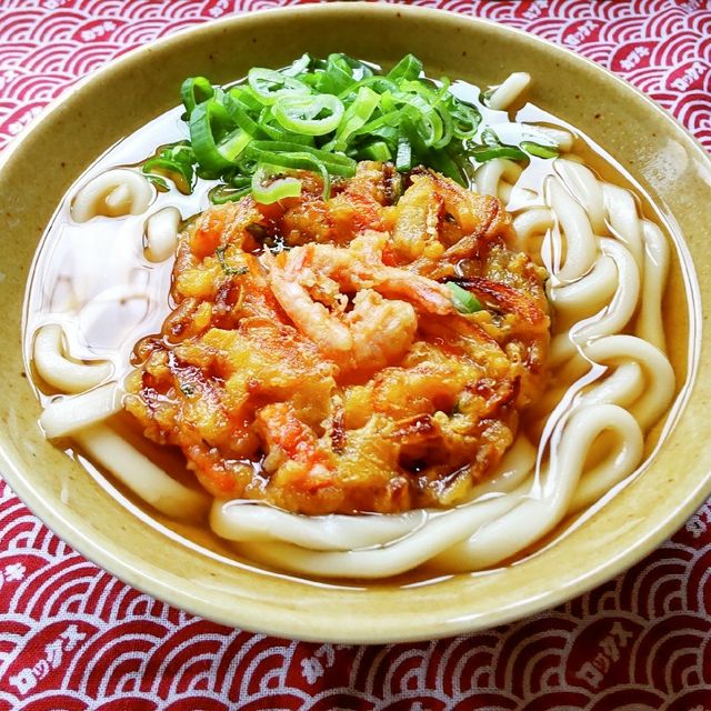 Udon con tempura de kakiage (buñuelos de tempura) congelado