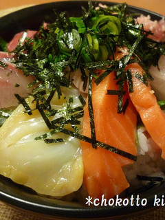 いたって普通の海鮮丼・・・(^_^;)-レシピのメイン写真