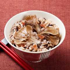 รูปของ 雪国まいたけとひじきの梅風味炊き込みご飯