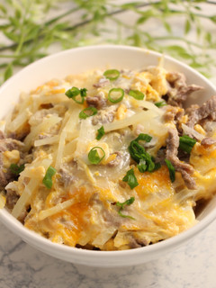 簡単!春の白だし肉じゃが丼-レシピのメイン写真