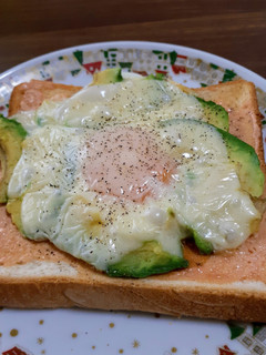目玉焼きにぐるっと♪アボチートースト-レシピのメイン写真