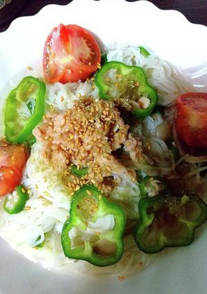 ツナ、皮むきトマト入冷麺風そうめん-レシピのメイン写真