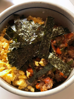 翌日ハンバーグのそぼろ二色丼-レシピのメイン写真