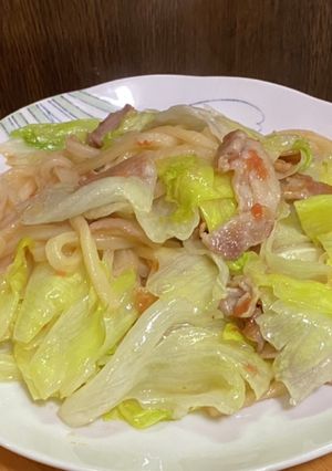 夏にさっぱり・梅肉でレタスの焼きうどん-レシピのメイン写真