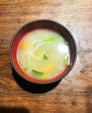 もやしと人参、ほうれん草の三色味噌汁