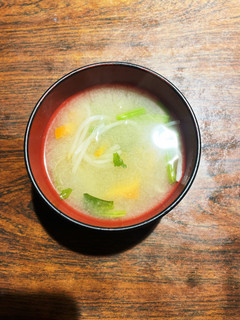 もやしと人参、ほうれん草の三色味噌汁-レシピのメイン写真
