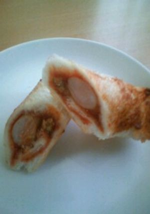 簡単すぎっ！食パンで巻き２ウインナーパン-レシピのメイン写真