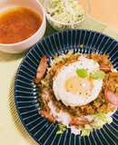 ドライカレー目玉焼きとレタスのせ