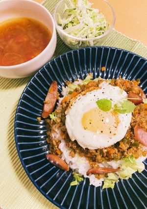 ドライカレー目玉焼きとレタスのせ-レシピのメイン写真