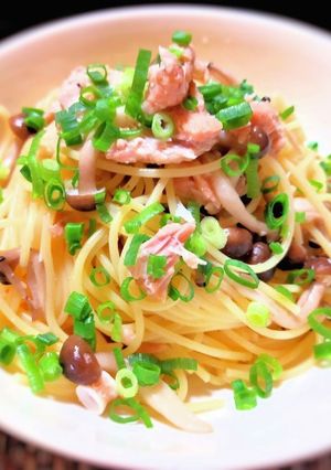 鮭の中骨缶としめじのペペロンチーノ-レシピのメイン写真