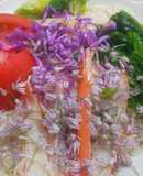 冷やしそうめんにアサツキの花を散らして