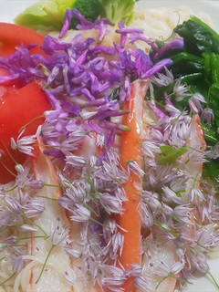 冷やしそうめんにアサツキの花を散らして-レシピのメイン写真