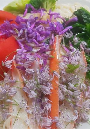 冷やしそうめんにアサツキの花を散らして-レシピのメイン写真