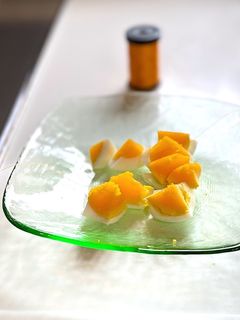サラダに加える茹で卵は糸で小さく切る-レシピのメイン写真