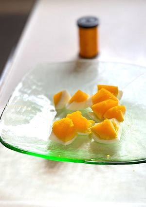 サラダに加える茹で卵は糸で小さく切る-レシピのメイン写真
