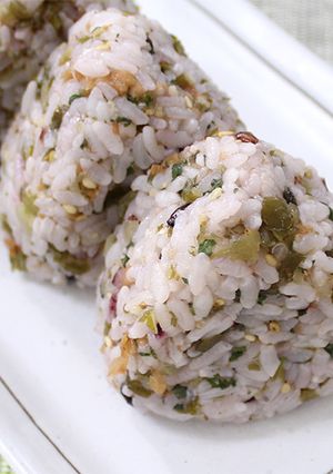 パクっと食べれる＊大葉と梅のおにぎり-レシピのメイン写真