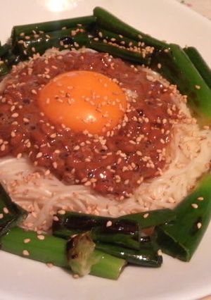 手抜きな1人ご飯♪納豆そうめん♪卵黄のせ-レシピのメイン写真