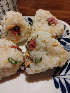 桜の塩漬けで綺麗なお握り-レシピのメイン写真