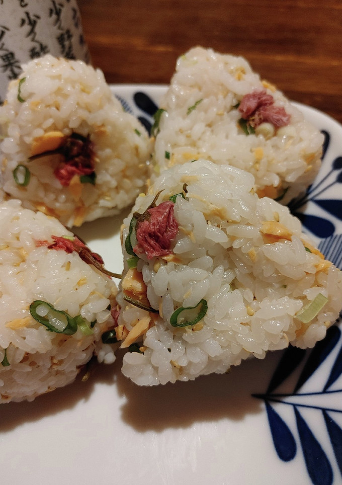 桜の塩漬けで綺麗なお握り-レシピのメイン写真